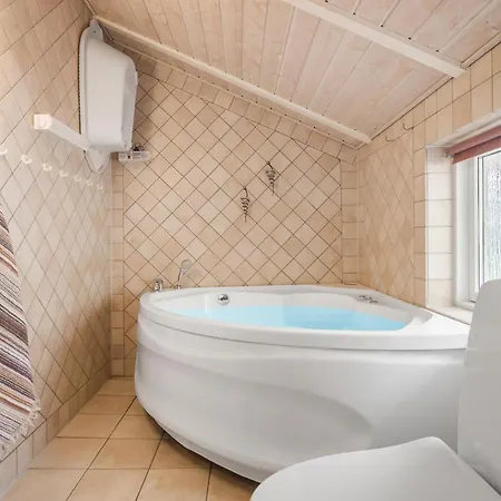 4 Bedroom Cozy In 펜션 *