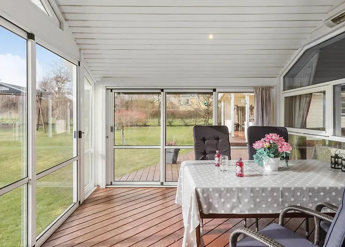 4 Bedroom Cozy In Hébergement de vacances Stege